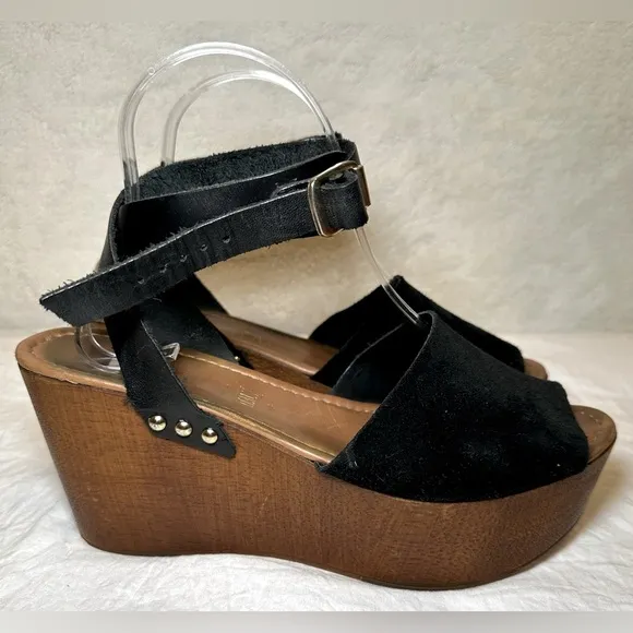 Seychelles women’s sandal “Forward Wedge” black suede strappy ankle wrap strap