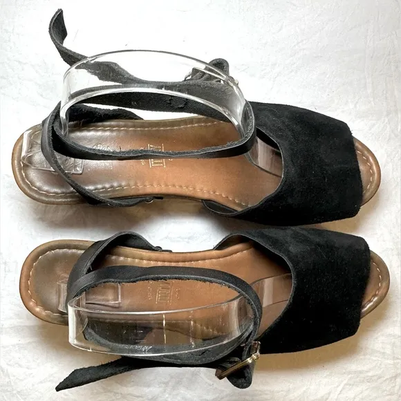 Seychelles women’s sandal “Forward Wedge” black suede strappy ankle wrap strap