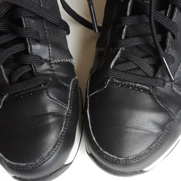 SIZE 5Y. NIKE black leather kids golf sneaker shoes.