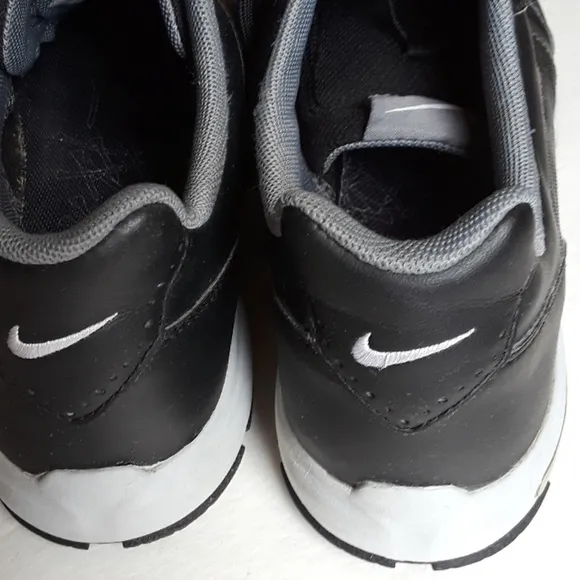 SIZE 5Y. NIKE black leather kids golf sneaker shoes.