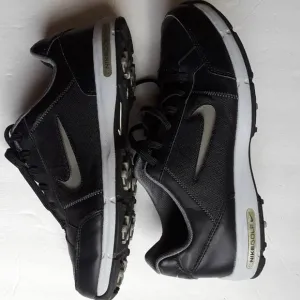 SIZE 5Y. NIKE black leather kids golf sneaker shoes.