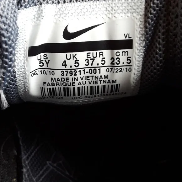 SIZE 5Y. NIKE black leather kids golf sneaker shoes.