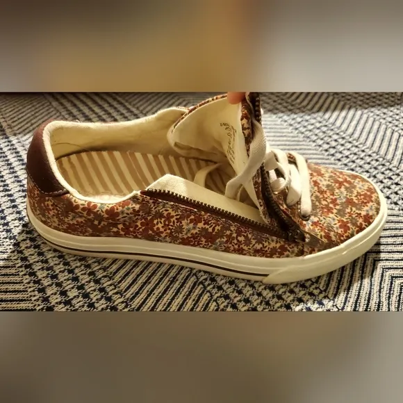 Size 8.5 Taos Z-Soul Floral Sneakers