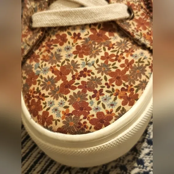 Size 8.5 Taos Z-Soul Floral Sneakers