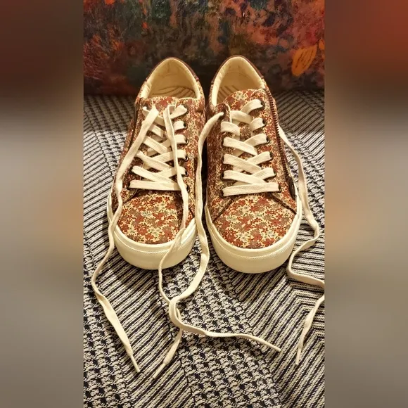 Size 8.5 Taos Z-Soul Floral Sneakers