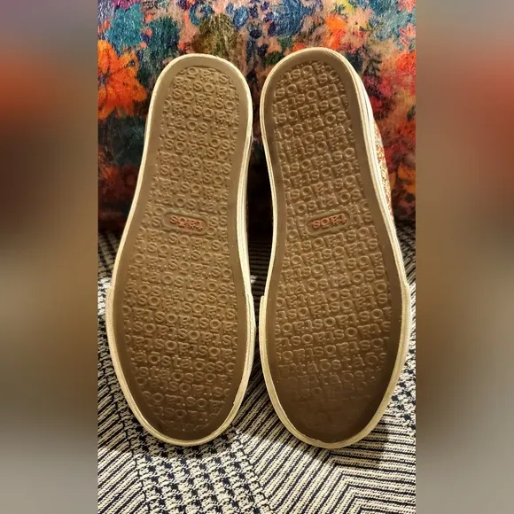 Size 8.5 Taos Z-Soul Floral Sneakers