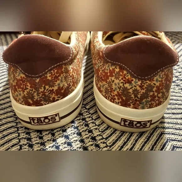 Size 8.5 Taos Z-Soul Floral Sneakers