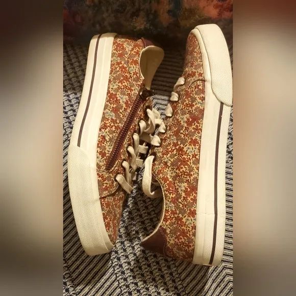 Size 8.5 Taos Z-Soul Floral Sneakers
