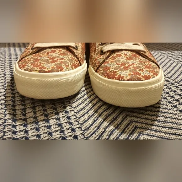 Size 8.5 Taos Z-Soul Floral Sneakers