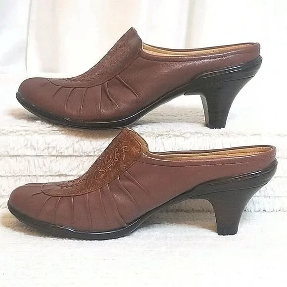 Sofft Leather Clogs (size 7M)