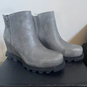 SOREL Joan of Arctic Wedge lll Zip. Size 7