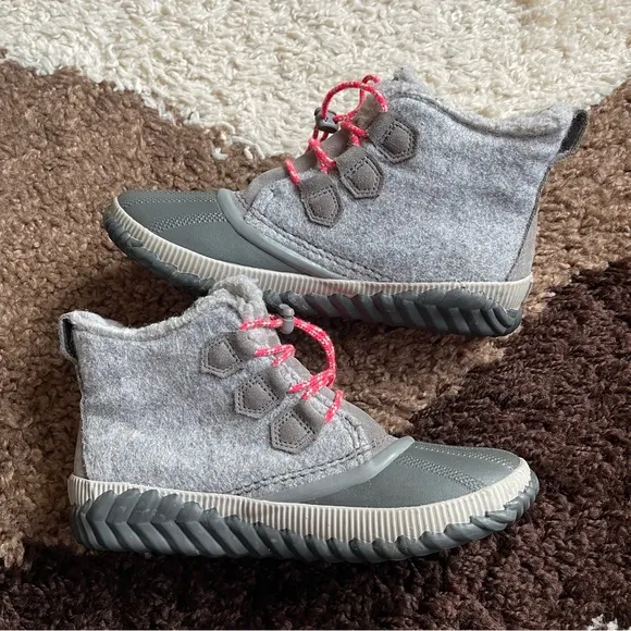 Sorel Out N About Duck Boots Size 6 In Gray/Pink