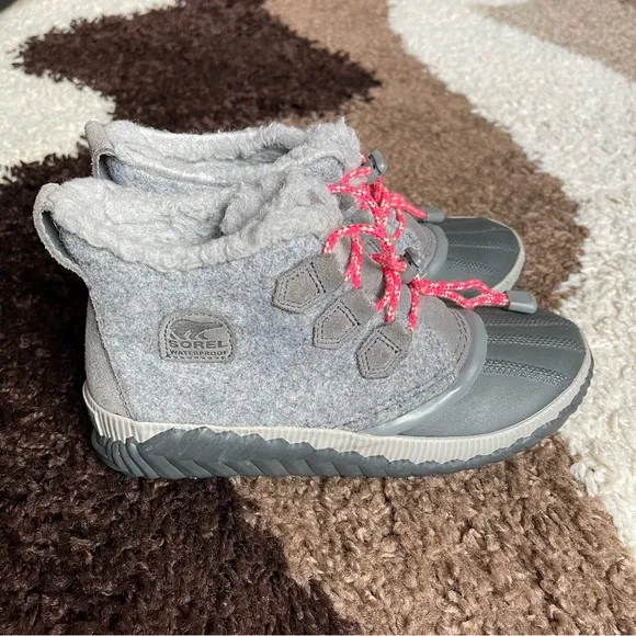 Sorel Out N About Duck Boots Size 6 In Gray/Pink