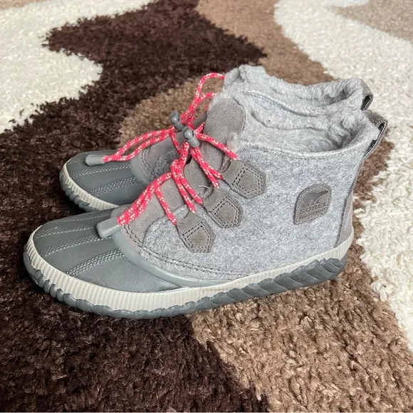 Sorel Out N About Duck Boots Size 6 In Gray/Pink
