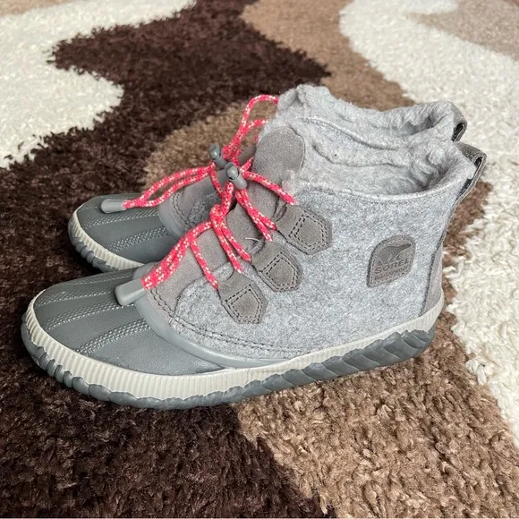 Sorel Out N About Duck Boots Size 6 In Gray/Pink