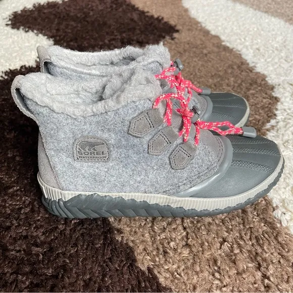 Sorel Out N About Duck Boots Size 6 In Gray/Pink
