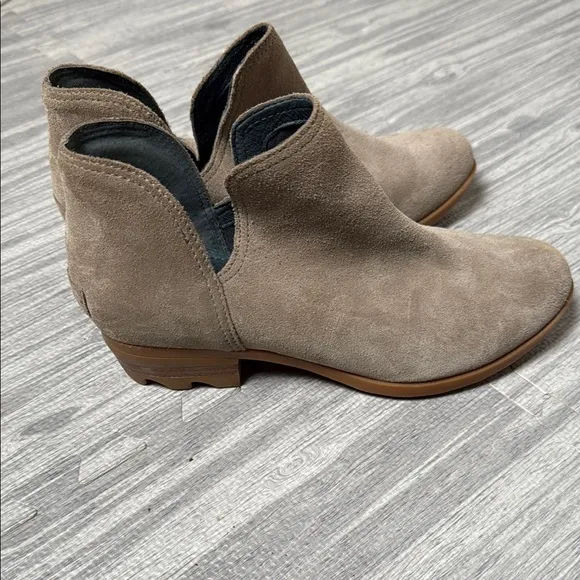Sorel Tan Suede Booties Size 8