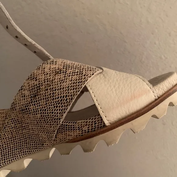 SOREL wedge heels strappy utility style snake print detail shoes 8