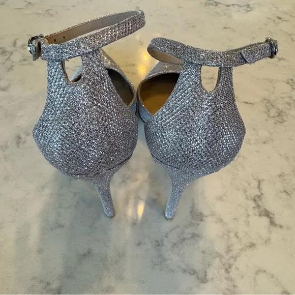 Stuart Weitzman &quot;Queen Helena&quot; high heel in a silver glitter finish. Size 9B EUC