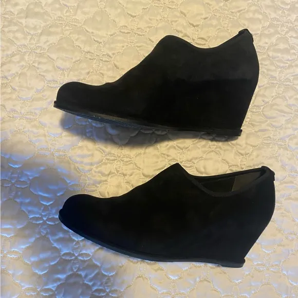 Stuart Weitzman Black Suede Wedge Shoes. 9W in good condition.