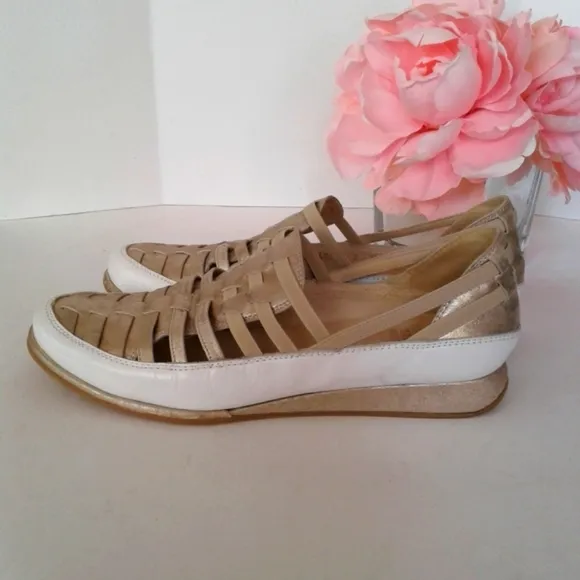 Stuart Weitzman gold metallic shoes