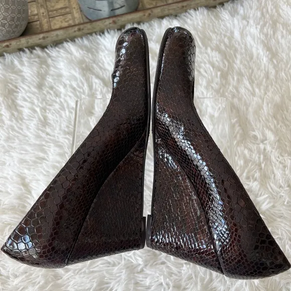 Stuart Weitzman Snake Print  Med wedge Shoes  Size 9B NWOT