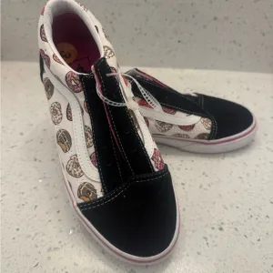 Stylish Black and White Women's Sneakers