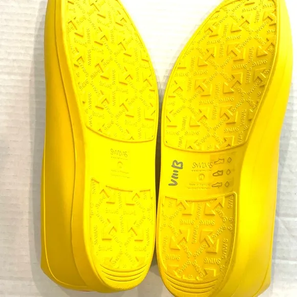 SWIMS Luxury Water Shoes Yellow M 9-11 Medium