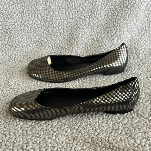 Taryn Rose Black Flats Sleek Comfortable Design