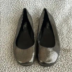 Taryn Rose Black Flats Sleek Comfortable Design