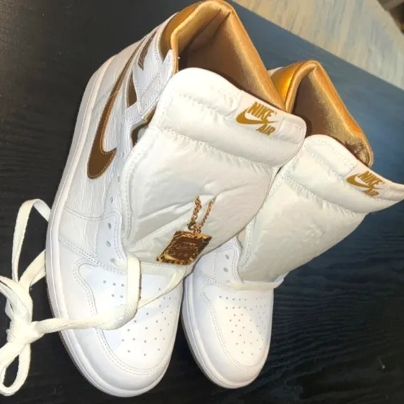 The Air Jordan 1 Retro Shoes High OG Metallic Gold Women 11 / Men 9.5 Authentic