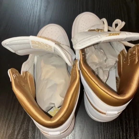 The Air Jordan 1 Retro Shoes High OG Metallic Gold Women 11 / Men 9.5 Authentic