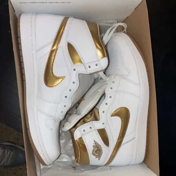 The Air Jordan 1 Retro Shoes High OG Metallic Gold Women 11 / Men 9.5 Authentic