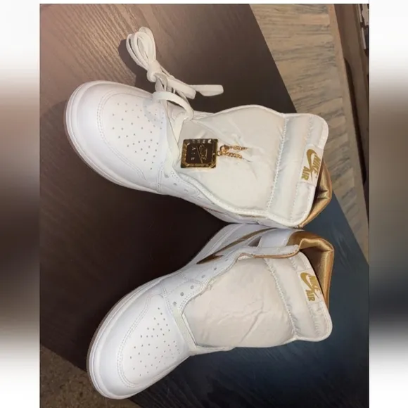The Air Jordan 1 Retro Shoes High OG Metallic Gold Women 11 / Men 9.5 Authentic