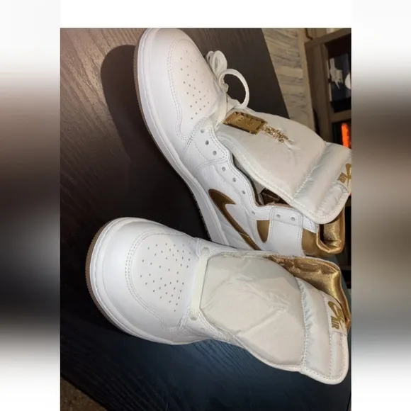 The Air Jordan 1 Retro Shoes High OG Metallic Gold Women 11 / Men 9.5 Authentic