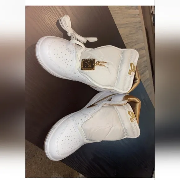 The Air Jordan 1 Retro Shoes High OG Metallic Gold Women 11 / Men 9.5 Authentic