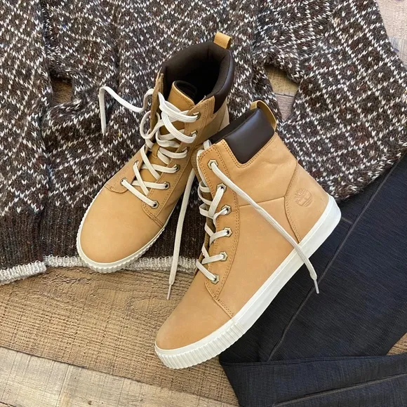 Timberland Skyla Bay 6&quot; Boot, Nubuck Leather with High-Top Style