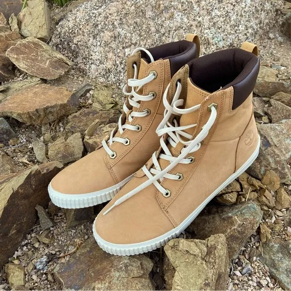 Timberland Skyla Bay 6&quot; Boot, Nubuck Leather with High-Top Style