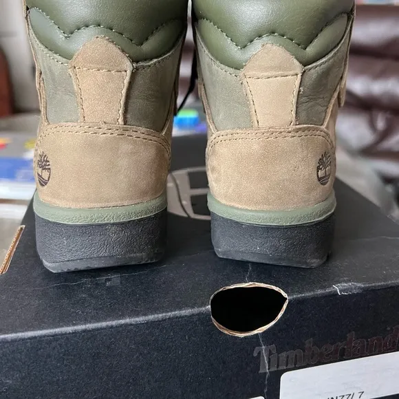 Toddlers timberland size 9 in excellent condition only worn once.