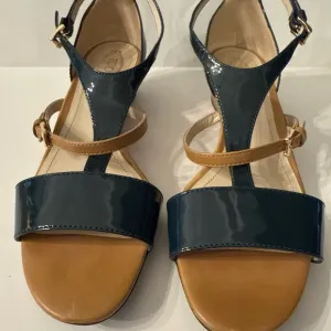 Tods $585 Tods Blue Sandals Flat Small Wedge Patent Leather Shoe 37-7 T-strap