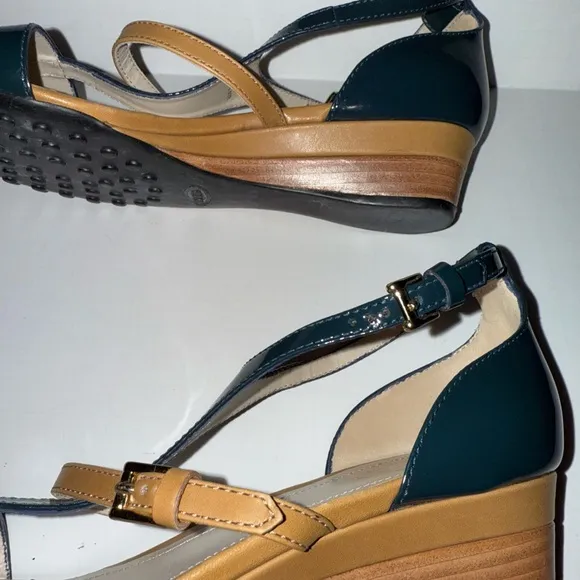 Tods $585 Tods Blue Sandals Flat Small Wedge Patent Leather Shoe 37-7 T-strap