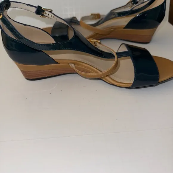 Tods $585 Tods Blue Sandals Flat Small Wedge Patent Leather Shoe 37-7 T-strap