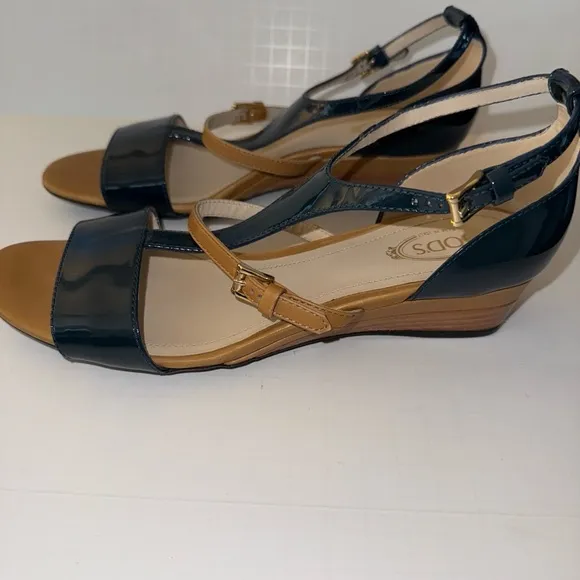 Tods $585 Tods Blue Sandals Flat Small Wedge Patent Leather Shoe 37-7 T-strap