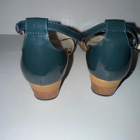 Tods $585 Tods Blue Sandals Flat Small Wedge Patent Leather Shoe 37-7 T-strap
