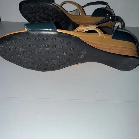 Tods $585 Tods Blue Sandals Flat Small Wedge Patent Leather Shoe 37-7 T-strap