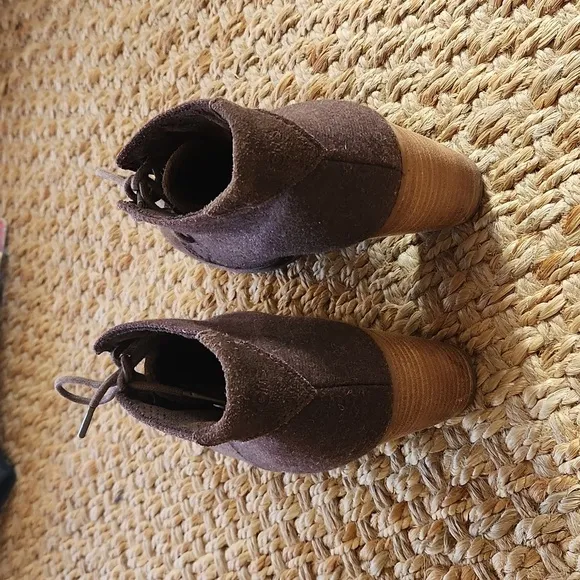 Tom's Rare Lunata Wool Brown Booties. Sz 9