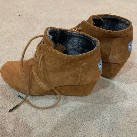 Toms Wedge Booties Tie Up Lace Suede Tan Brown Taupe Ankle Boots Like New Shoes