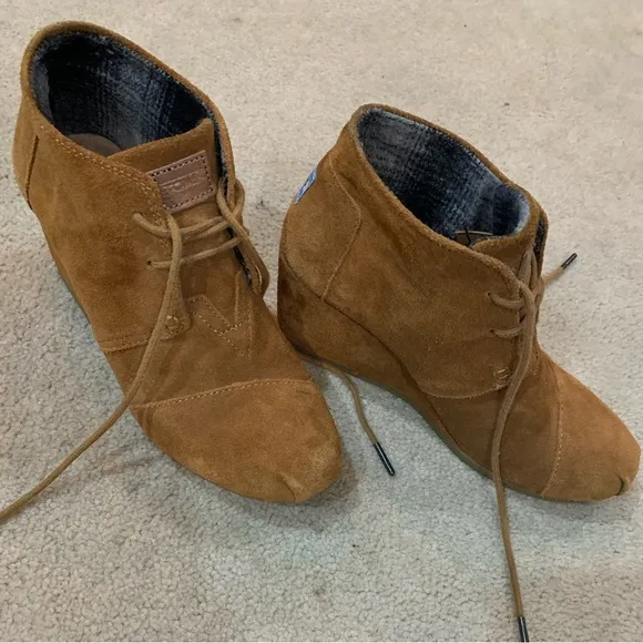 Toms Wedge Booties Tie Up Lace Suede Tan Brown Taupe Ankle Boots Like New Shoes