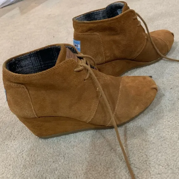 Toms Wedge Booties Tie Up Lace Suede Tan Brown Taupe Ankle Boots Like New Shoes