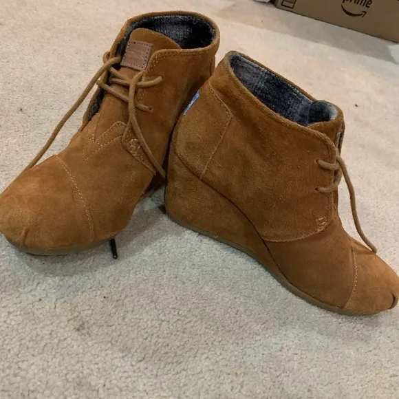 Toms Wedge Booties Tie Up Lace Suede Tan Brown Taupe Ankle Boots Like New Shoes